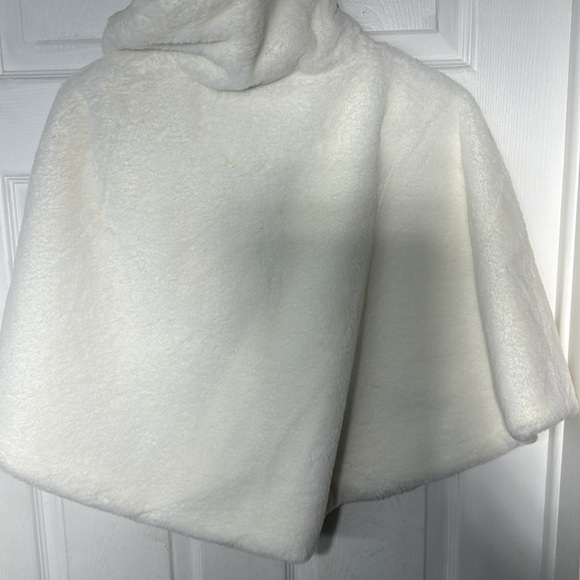 Laura  cape - Picture 5 of 5